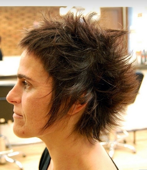 bok cieniowanej fryzury krótkiej, uczesanie damskie zdjęcie numer 31A